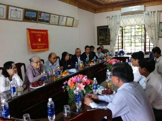 Đoàn lão thành cách mạng huyện Duy Xuyên thăm quan các thành tựu kinh tế