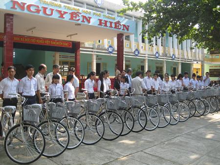 Trao xe đạp cho học sinh nghèo vượt khó