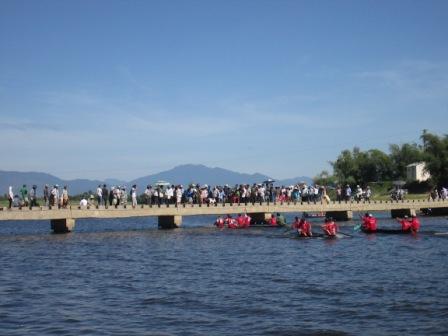 Duy Trinh tổ chức giải đua thuyền truyền thống.