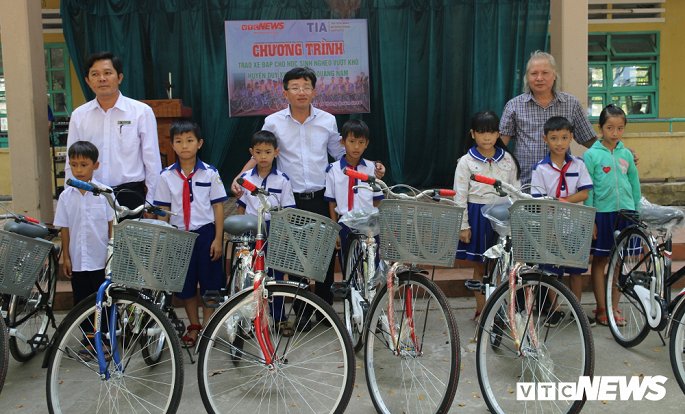 Nâng bước học trò nghèo Quảng Nam đến trường