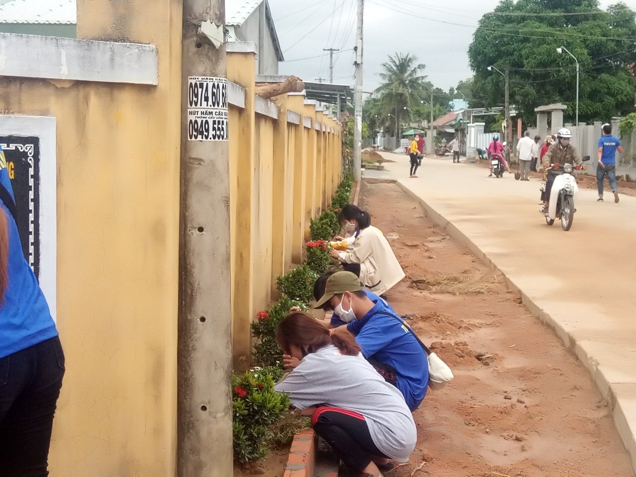 Phát động xây dựng mô hình “Tuyến đường hoa” tại các khu dân cư trên địa bàn huyện.