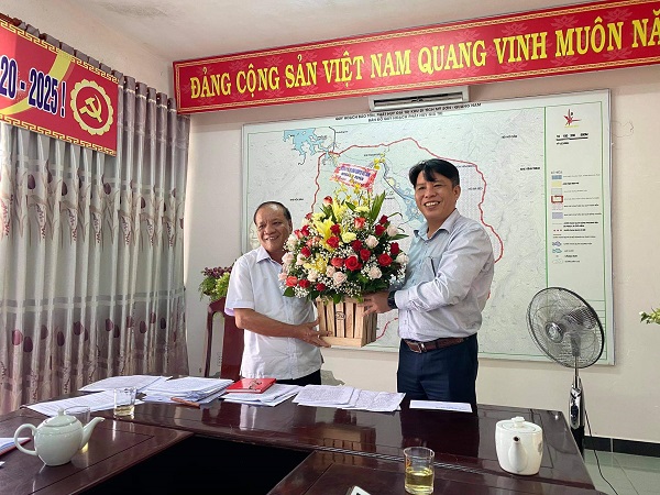 Lãnh đạo huyện chúc mừng Ngày di sản Văn hóa Việt Nam