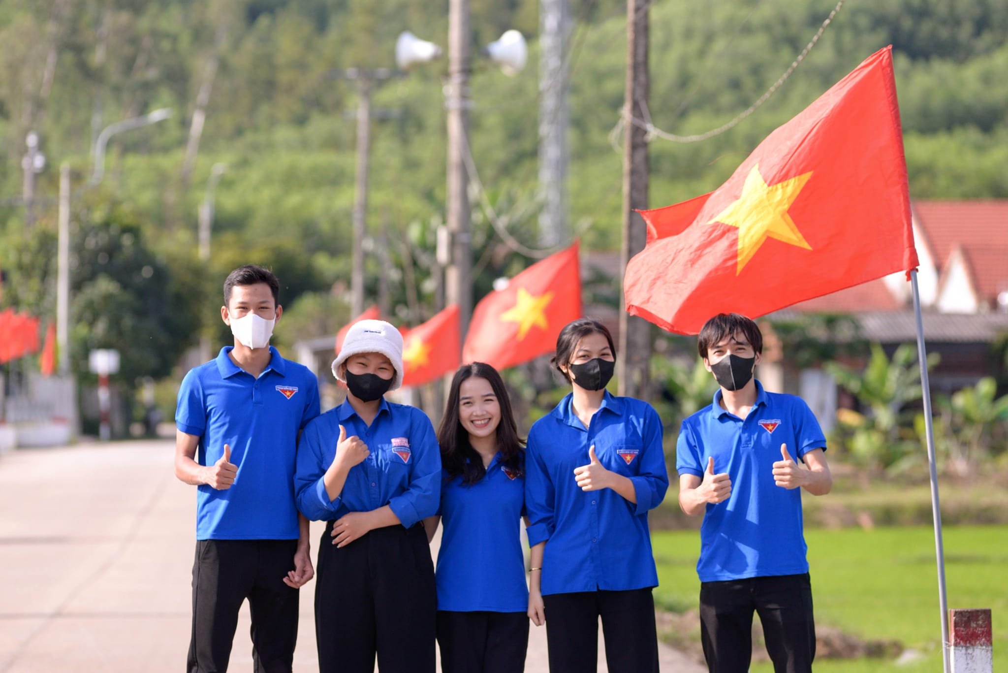 Tuổi trẻ Duy Xuyên dọn dẹp vệ sinh môi trường mừng Đảng đón Xuân