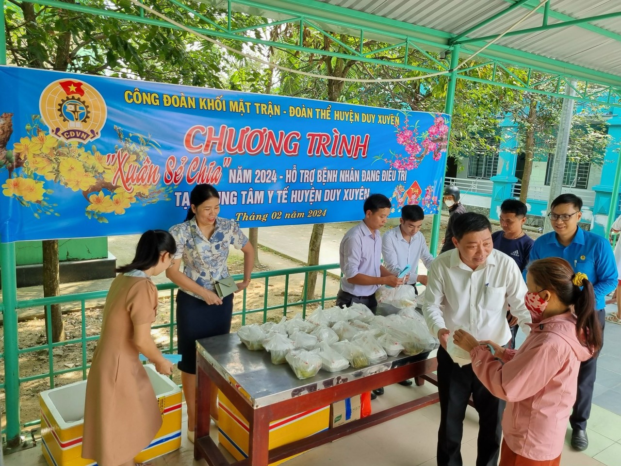 Trao hơn 110 suất cơm và 22 suất quà Tết cho bệnh nhân tại nghèo tại Trung tâm y tế Duy Xuyên