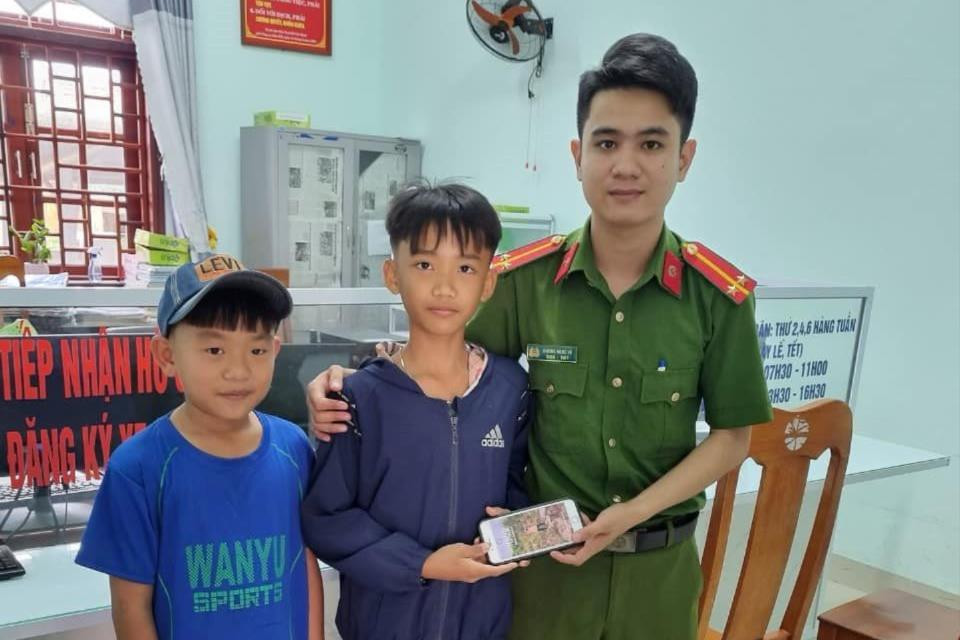 Hai học sinh ở xã Duy Hải nhặt được điện thoại trả lại người đánh rơi