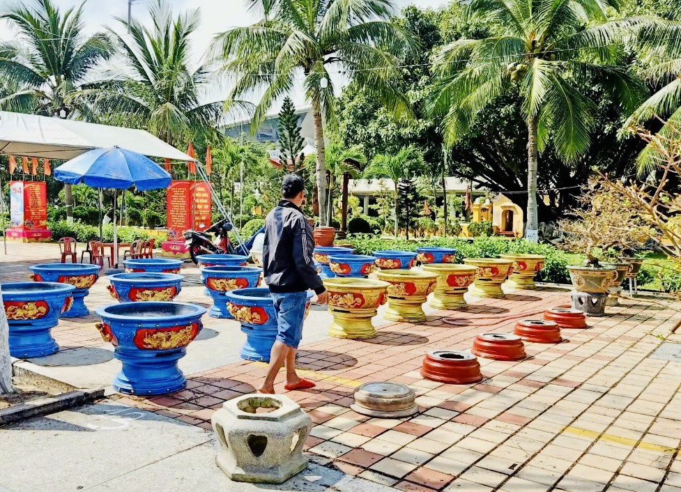 Khởi nghiệp từ mô hình sản xuất kết hợp trải nghiệm làm chậu cảnh xoay 360 độ